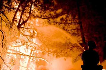 Σε εμπρησμό αποδίδονται οι πυρκαγιές που μαίνονται στην Καλιφόρνια