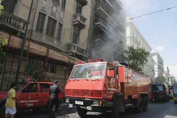 Φωτιά σε τριώροφο εγκαταλελειμμένο κτίριο στην Ομόνοια