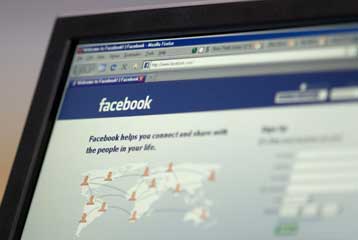 Με αποκλεισμό απειλεί το Facebook όσους αγοράζουν φίλους