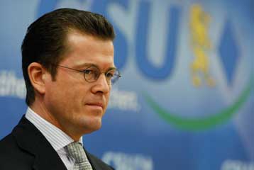 Οι Γερμανοί αρχίζουν να λατρεύουν τον αριστοκράτη υπουργό Οικονομίας τους