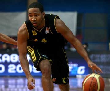 Τραυματίας ο Κλαρκ, χάνει το επόμενο φιλικό του Αρη με την Αρμάνι Μιλάνο