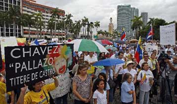 Στους δρόμους χιλιάδες διαδηλωτές διαμαρτυρόμενοι για την πολιτική του Τσάβες