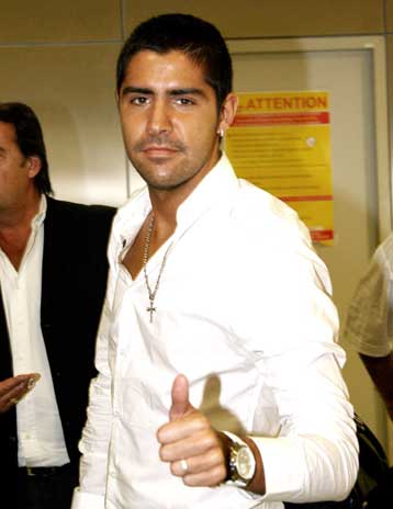 Έφτασε ο Αρτσε για ΑΕΚ, στην Κύπρο ο Θανόπουλος