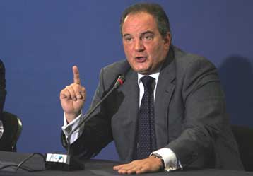 «Δεν παραιτούμαι» διαμηνύει ο Κ.Καραμανλής και προειδοποιεί για τα ψηφοδέλτια