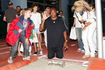 Ο Μάικλ Πάουελ επισκέφθηκε το Ολυμπιακό Μουσείο Θεσσαλονίκης