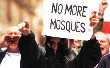 Δεκάδες συλλήψεις σε διαδήλωση κατά του ισλαμιστικού εξτρεμισμού στο Μπέρμιγχαμ