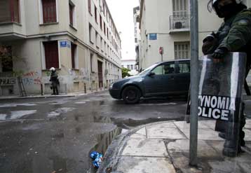 Βάναυσο ξυλοδαρμό από αστυνομικούς καταγγέλλει νεαρός που συνελήφθη στα Εξάρχεια