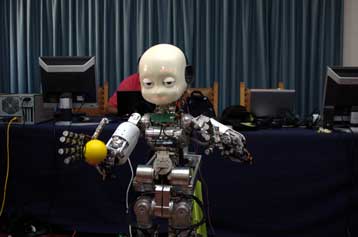 Ο iCub το ρομπότ προσπαθεί να καταλάβει τους ανθρώπους