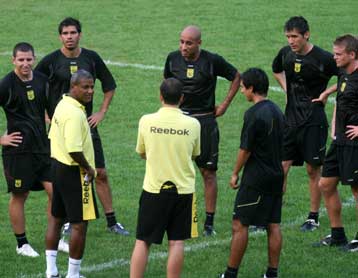 Ο Μαζίνιο περιμένει τους τρεις διεθνείς στην προετοιμασία του Αρη