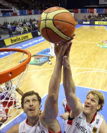 Μπορεί και χωρίς τον Νοβίτσκι η Γερμανία, 76-73 την Ρωσία, αήττητη η Γαλλία