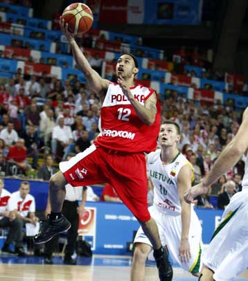 Συνεχίζει τις εκπλήξεις η Πολωνία, 86-75 την Λιθουανία, περίπατος της Τουρκίας