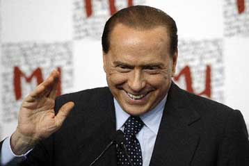 «Δεν είμαι δικτάτορας» λέει ο Μπερλουσκόνι μέσα σε νέο χείμαρρο αποκαλύψεων