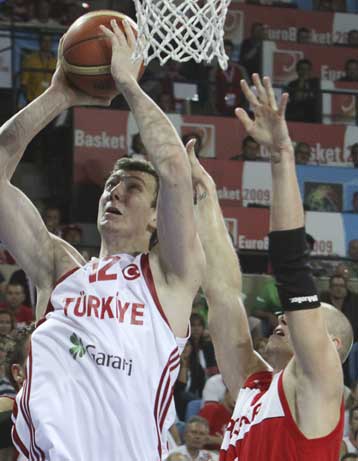 Παρέμεινε αήττητη η Τουρκία, 87-69 τη Πολωνία και επιτέλους νίκη για τη Λιθουανία