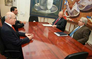 Tο θέμα της διακυβέρνησης στη νέα συνάντηση Χριστόφια-Ταλάτ