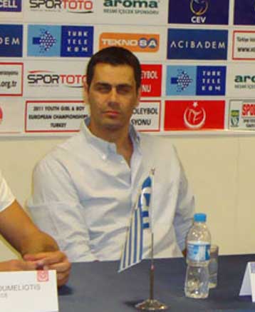 Ο Καζάζης θέλει να μείνει στην Εθνική, αν και απείλησε με παραίτηση μετά από επεισόδιο