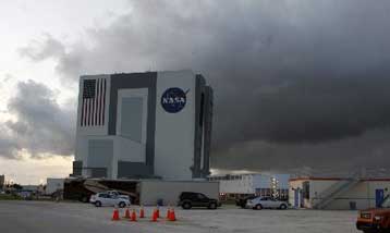 Ματαιώθηκε λόγω κακοκαιρίας η προσγείωση του Discovery στη Φλόριντα