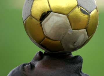 Επιστροφή με ντέρμπι στα ευρωπαϊκά πρωταθλήματα