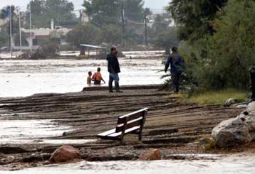 Ένας νεκρός από τις πλημμύρες στην Εύβοια – Ισχυρές βροχές σε όλη τη χώρα