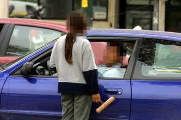 Πενηντάχρονος εξωθούσε στην επαιτία παιδιά και ασθενείς