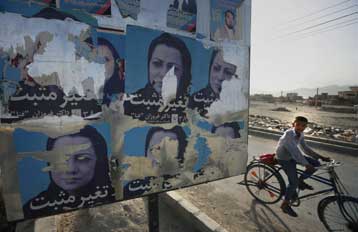 Κοντά στη νίκη ο Καρζάι καθώς η καταμέτρηση στο Αφγανιστάν ολοκληρώνεται