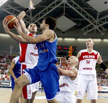 Η Σερβία νίκησε την Πολωνία 77-72 και έκανε βήμα πρόκρισης στην οκτάδα