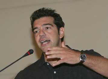 Δεν θα ξεμπερδέψει το πολιτικό σύστημα με την «ενοχλητική Αριστερά», λέει ο Αλ.Τσίπρας