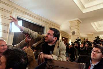 Απελευθερώνεται τη Δευτέρα ο Ιρακινός που πέταξε τα παπούτσια του στον Μπους