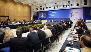 Το ΠΑΣΟΚ κινείται στον «ίδιο δρόμο» με τη ΝΔ, καταγγέλλουν ΚΚΕ και ΣΥΡΙΖΑ