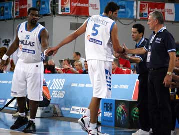 Κάκωση στον ώμο ο Μπουρούσης