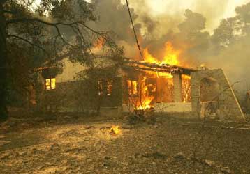 Υπεγράφη η απόφαση για τη δωρεάν ανακατασκευή κτιρίων στις πυρόπληκτες περιοχές