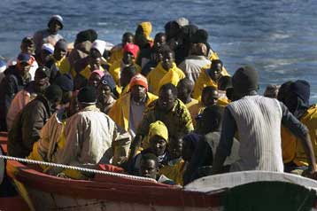 Παιδιά από τη Βόρειο Αφρική έφθασαν κωπηλατώντας στις ισπανικές ακτές