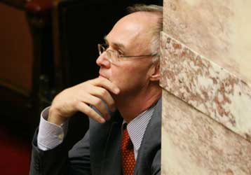 Αιχμηρή σιωπή, προς το παρόν, από τον Πέτρο Δούκα για τον αποκλεισμό του