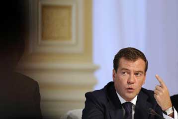 Μεντβέντεφ και Πούτιν αφήνουν αμφότεροι ανοιχτή τη διεκδίκηση της προεδρίας