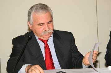 «Στην σφαίρα της φαντασίας» οι φήμες περί αποχώρησης του Παπουτσάκη