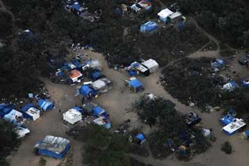 Κλείνει άμεσα η γαλλική κυβέρνηση τη «ζούγκλα» του Καλαί