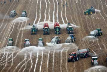 Παράταση των ενισχύσεων για αγρότες και παραγωγούς γαλακτομικών ζητά η Ευρωβουλή