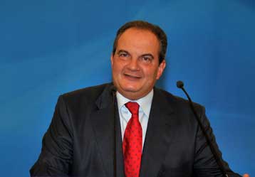 To ΠΑΣΟΚ «μοιράζει ακάλυπτες υποσχέσεις» δηλώνει ο Κώστας Καραμανλής