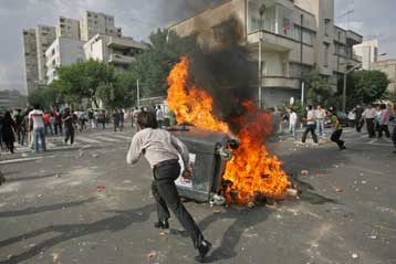 Συγκρούσεις μεταξύ οπαδών του Μουσαβί και αστυνομίας στην Τεχεράνη