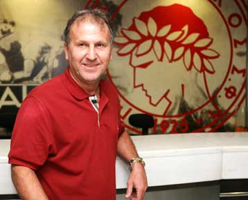 Υπό το βλέμμα του Ζίκο ο Ολυμπιακός φουλάρει για ΠΑΟΚ