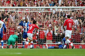 Η Αρσεναλ «διέλυσε» τη Γουίγκαν, ο Τόρες έδωσε τη νίκη στη Λίβερπουλ