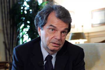 Η κυβέρνηση Μπερλουσκόνι «κινδυνεύει από πραξικόπημα οικονομικής ελίτ και Αριστεράς»