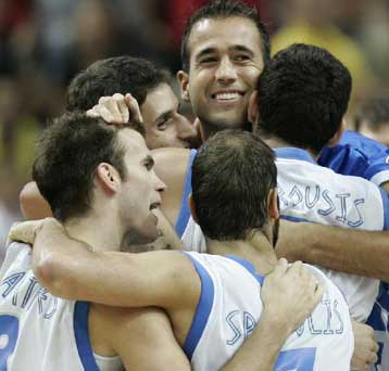 Σύσσωμος ο πολιτικός κόσμος συνεχάρη την εθνική για το χάλκινο