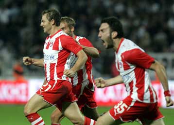 Ο Ολυμπιακός διατήρησε την παράδοση στο ντέρμπι της αγκωνιάς και της ανατροπής