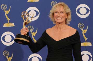 «Mad Men» και «30 Rock» για δεύτερη φορά νικητές στα τηλεοπτικά βραβεία Emmy