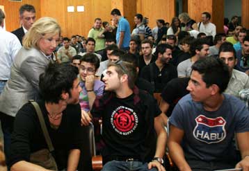 Τις σχολές μαθητείας του ΟΑΕΔ επισκέφθηκε η υπουργός Απασχόλησης