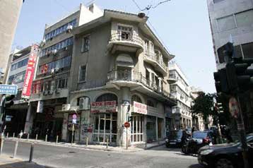 Αγνωστοι πυρπόλησαν αποθήκη του περιοδικού «Ρεσάλτο» στα Εξάρχεια