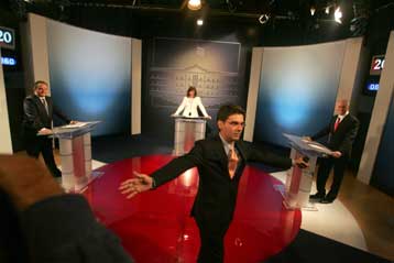 Οι στιγμές που ξεχώρισαν στην τηλεοπτική αναμέτρηση Καραμανλή – Παπανδρέου