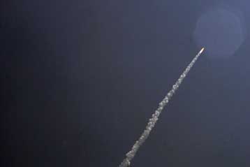 Επτά δορυφόρους με έναν πύραυλο εκτόξευσε η Ινδία