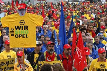 Μαζική διαδήλωση στην Αμβέρσα για τη διατήρηση των θέσεων εργασίας στην Opel