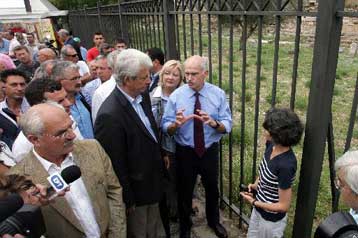 Η κυβέρνηση εγκατέλειψε τη δυτική Αττική, λέει ο Γ.Παπανδρέου και ζητά αυτοδυναμία